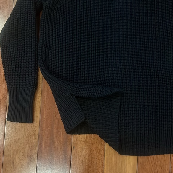 Like new! 525 Turtleneck Sweater - Picture 4 of 5